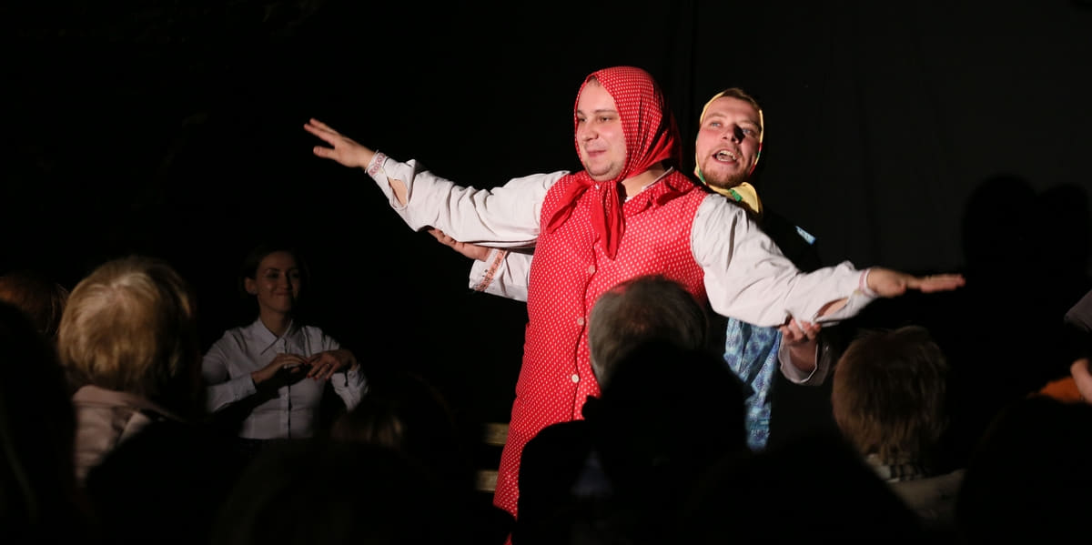 Koncert pesničiek z Guroľských pošodiek na záhrade